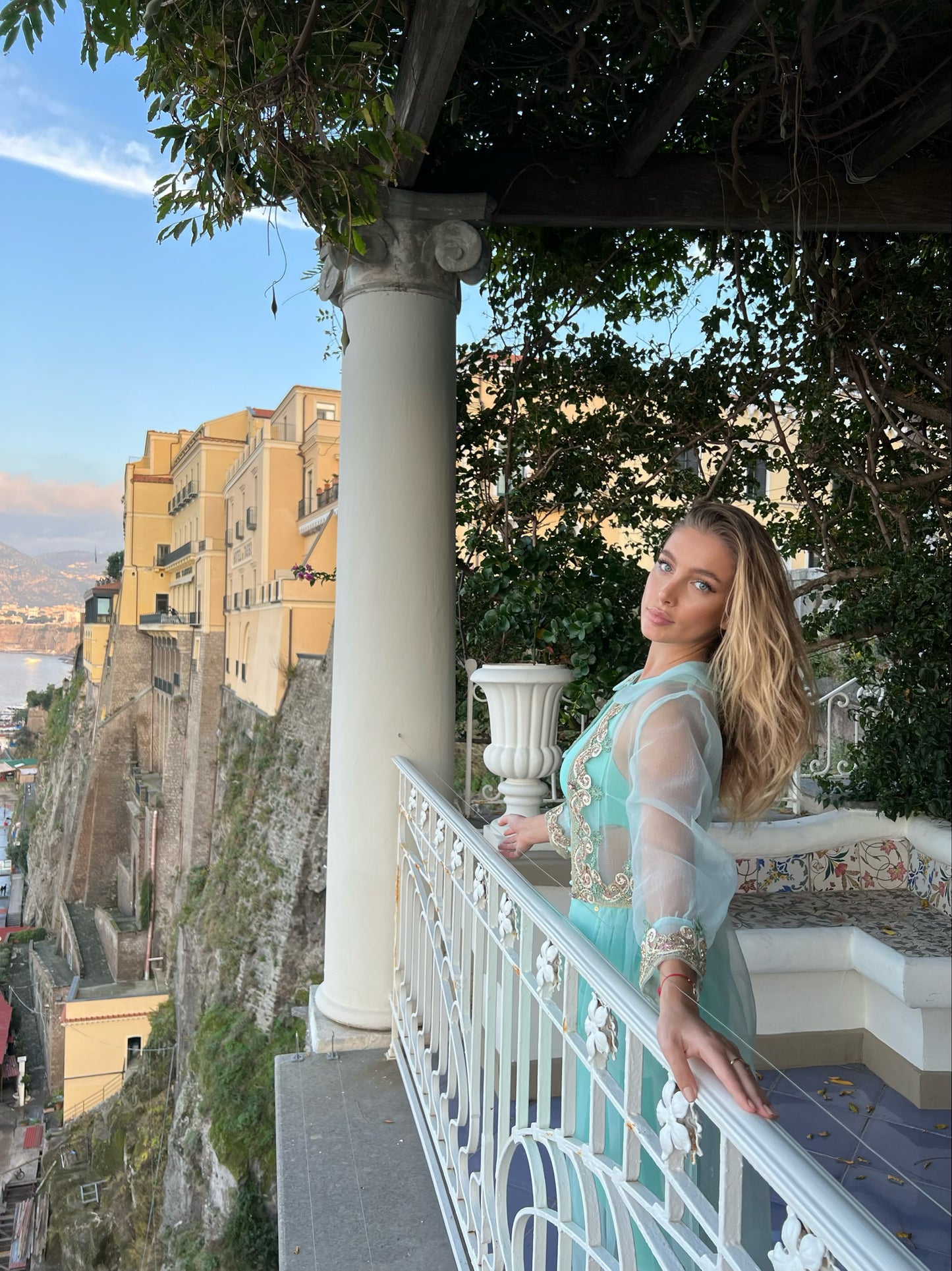 Пардесю Jasmin със златна дантела от коприна