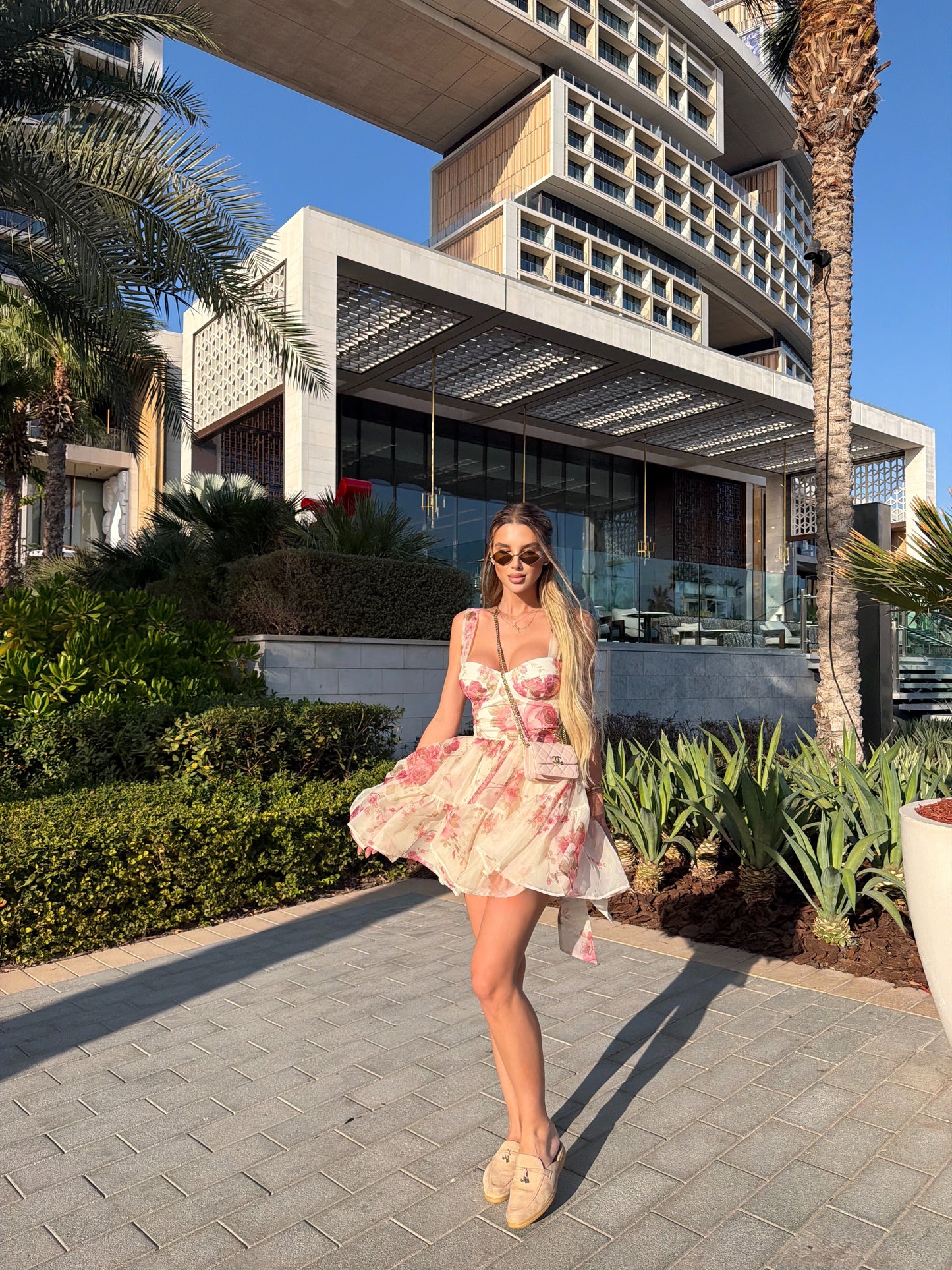 Рокля Aura на волани с цветя