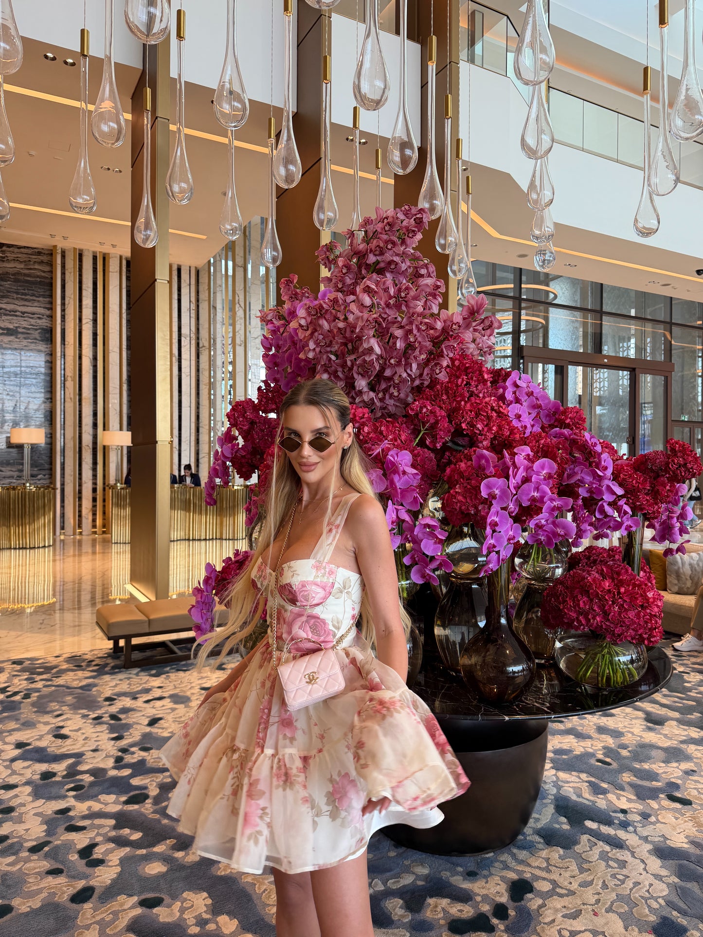 Рокля Aura на волани с цветя