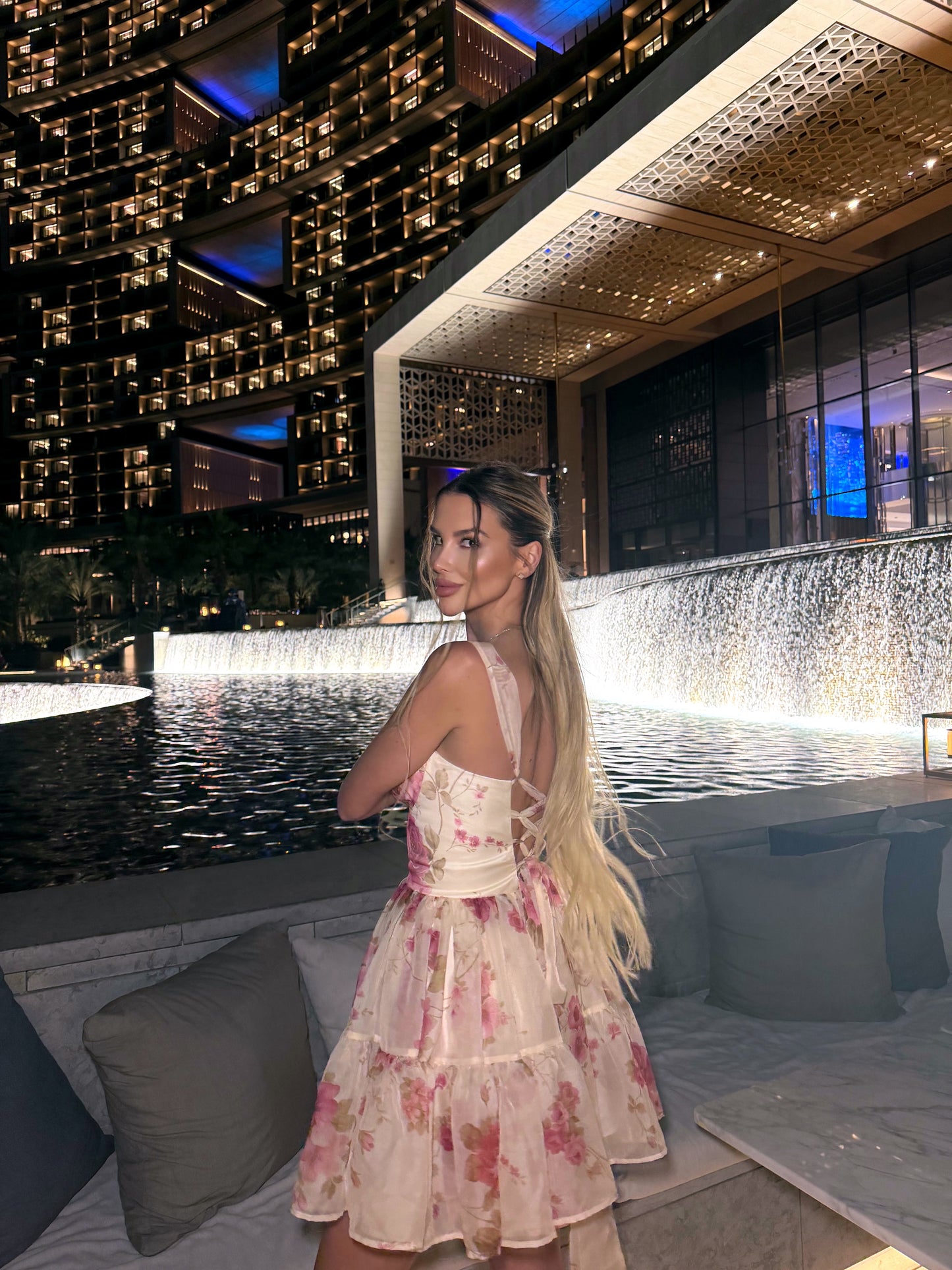 Рокля Aura на волани с цветя