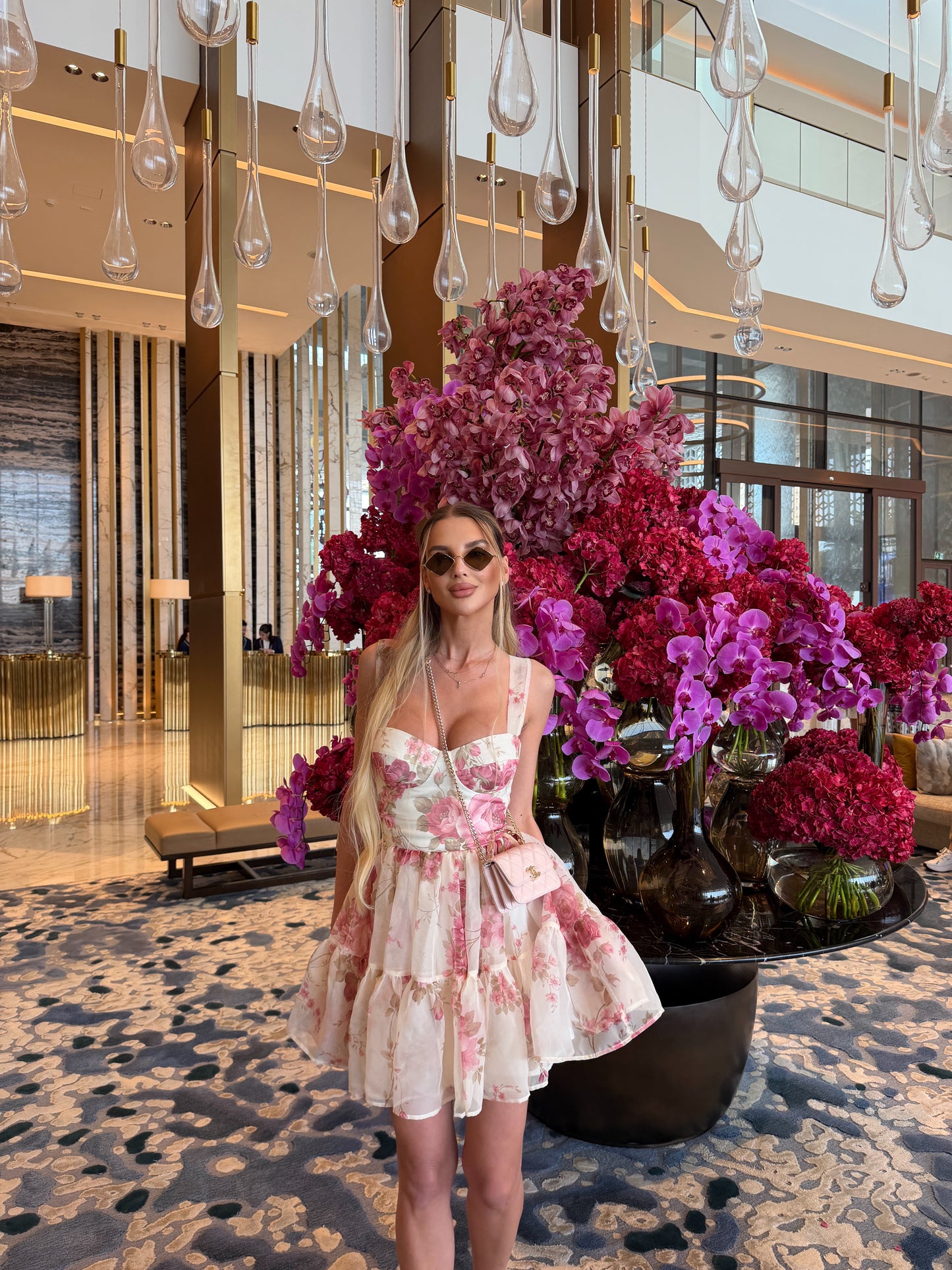 Рокля Aura на волани с цветя