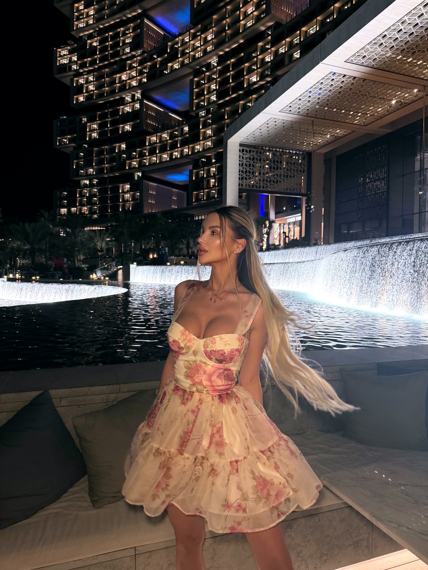 Рокля Aura на волани с цветя