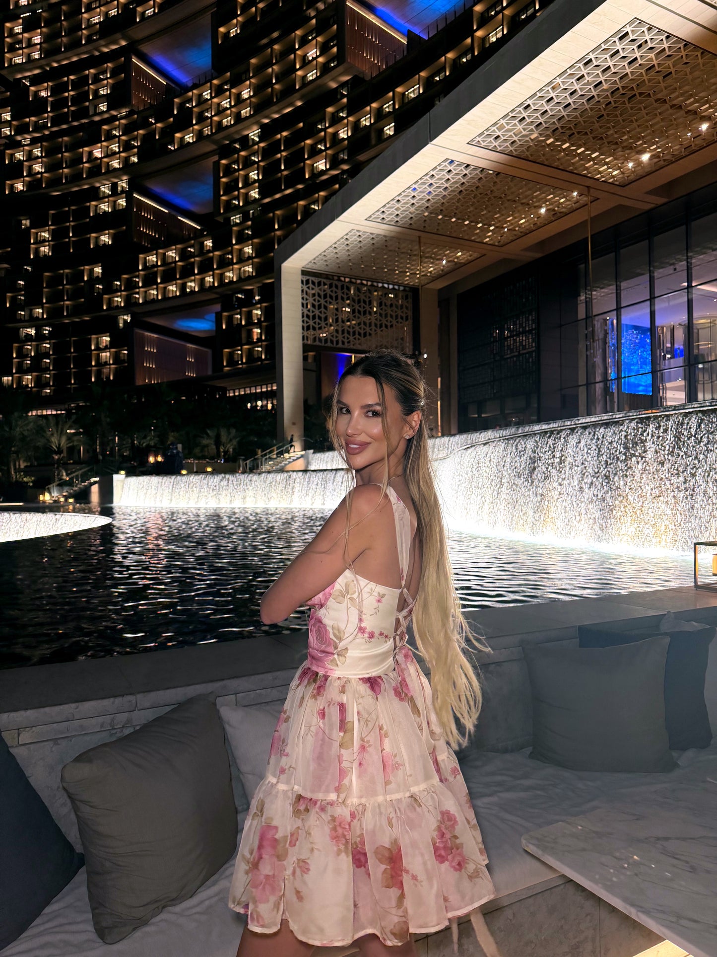 Рокля Aura на волани с цветя