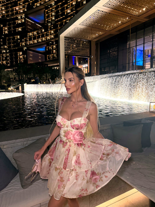 Рокля Aura на волани с цветя