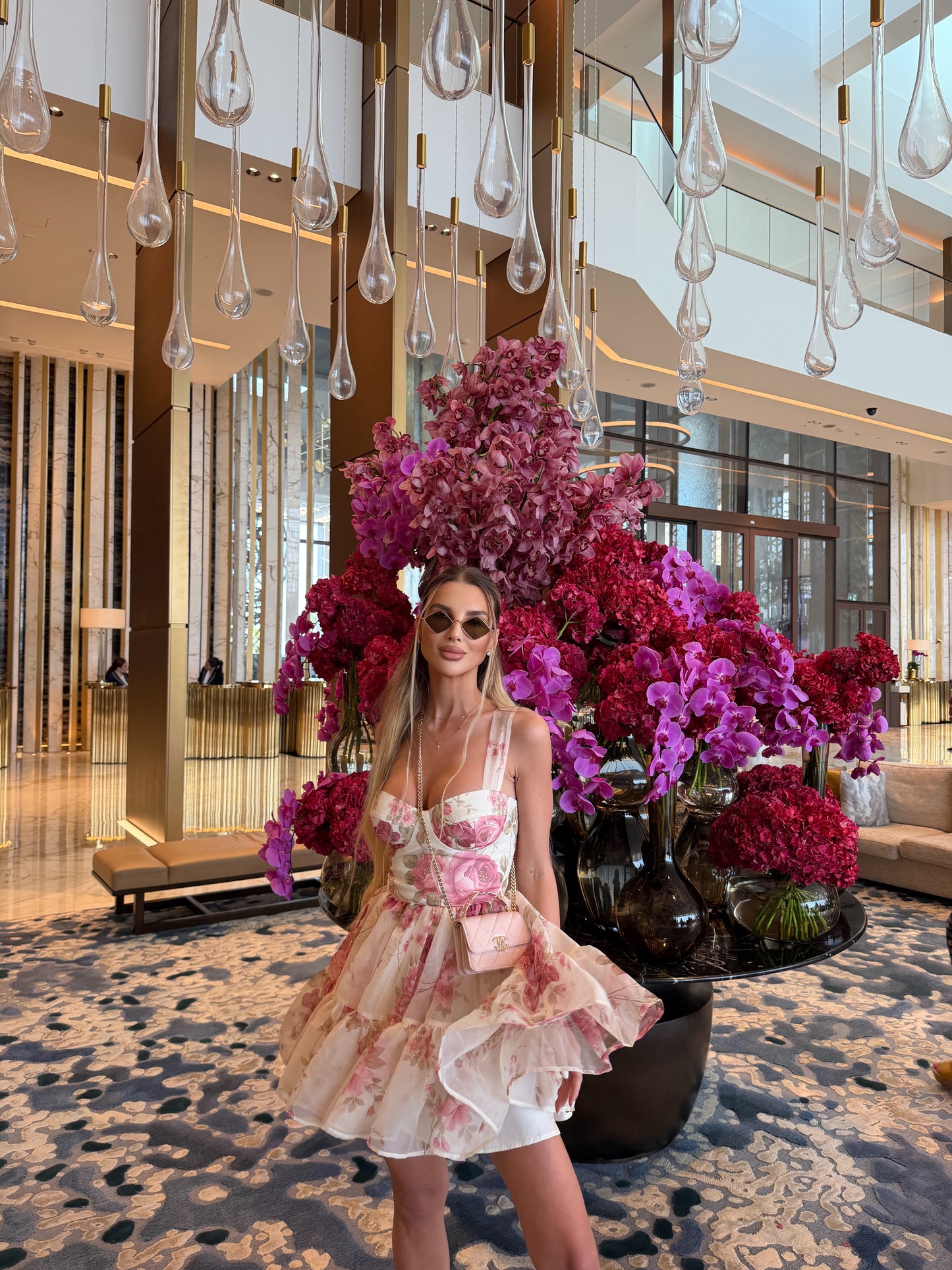 Рокля Aura на волани с цветя