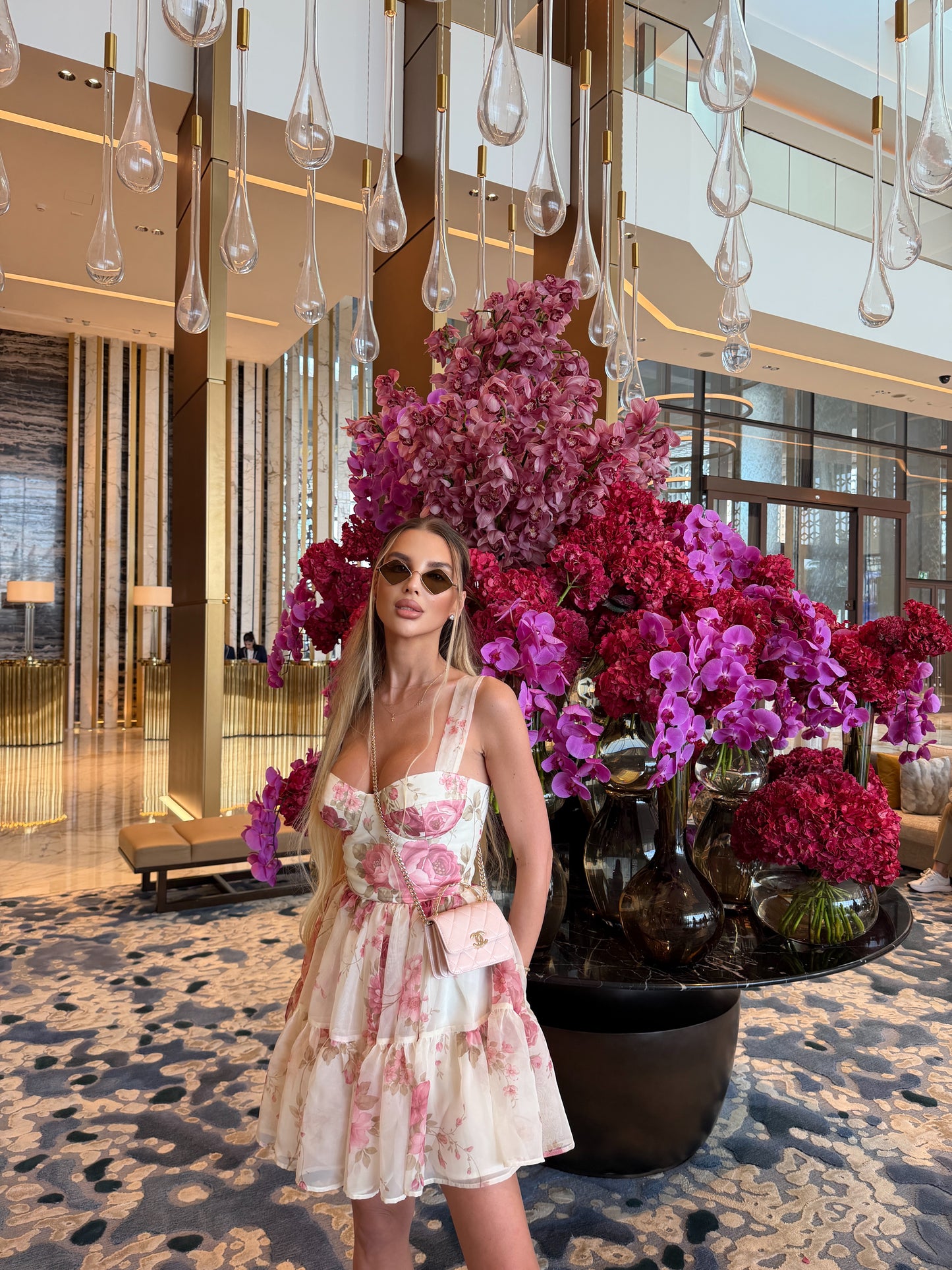 Рокля Aura на волани с цветя