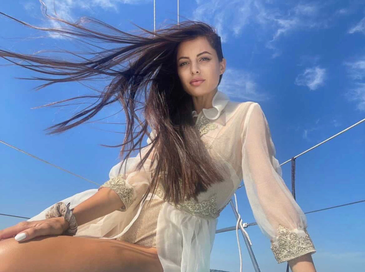 Пардесю 𝐒𝐚𝗺𝐢𝐫𝐚 със златна дантела от коприна