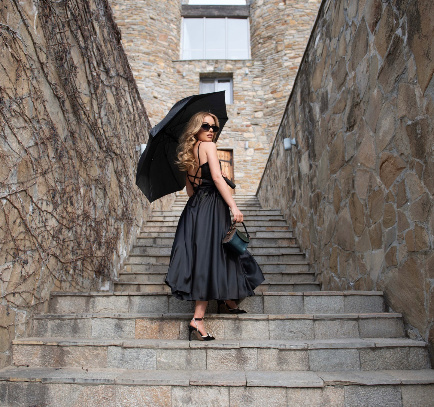 Рокля 𝐁𝐞𝐚𝐭𝐚 с естествени пера