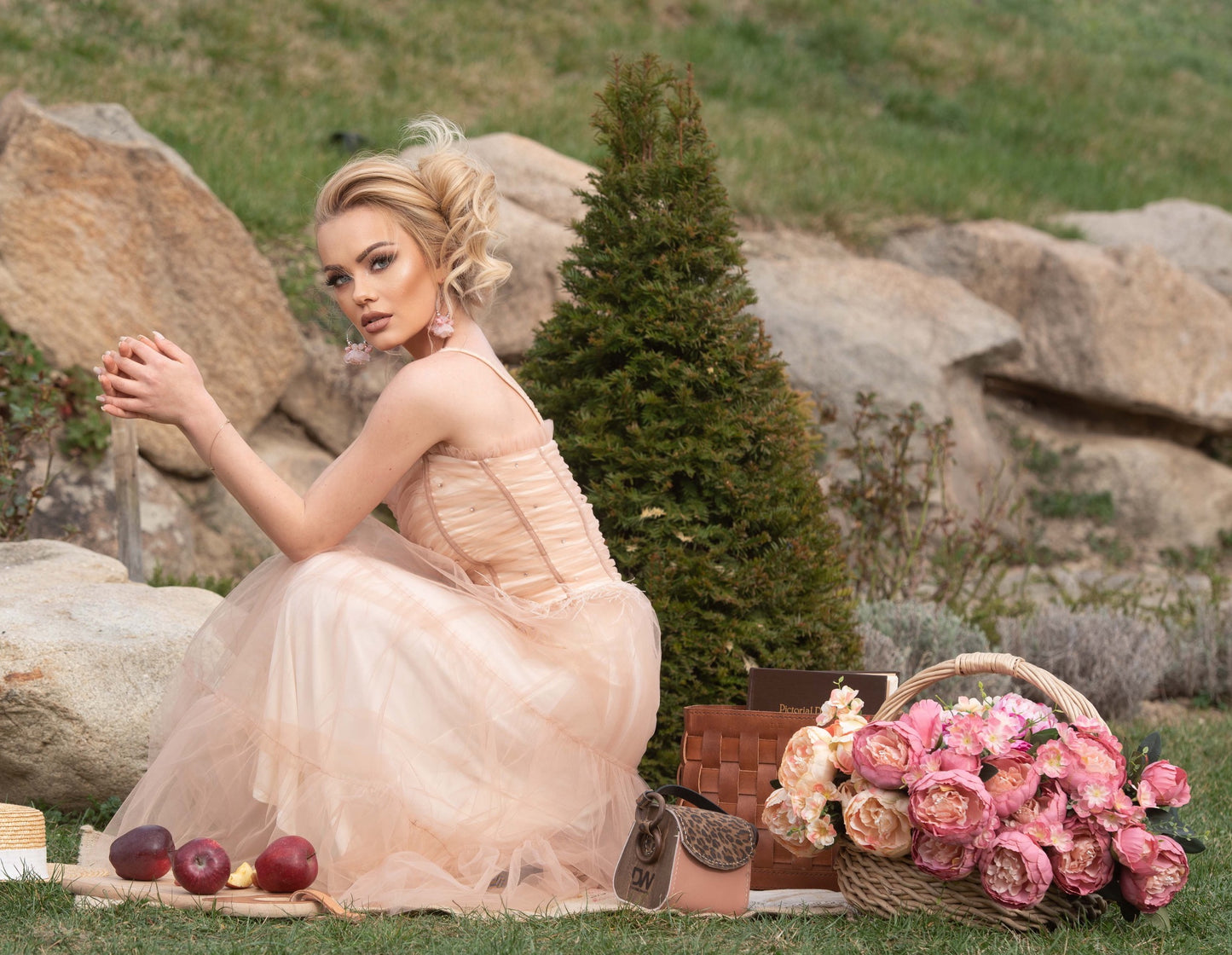 Рокля 𝐁𝐞𝐫𝐭𝐚 от тюл и камъни 