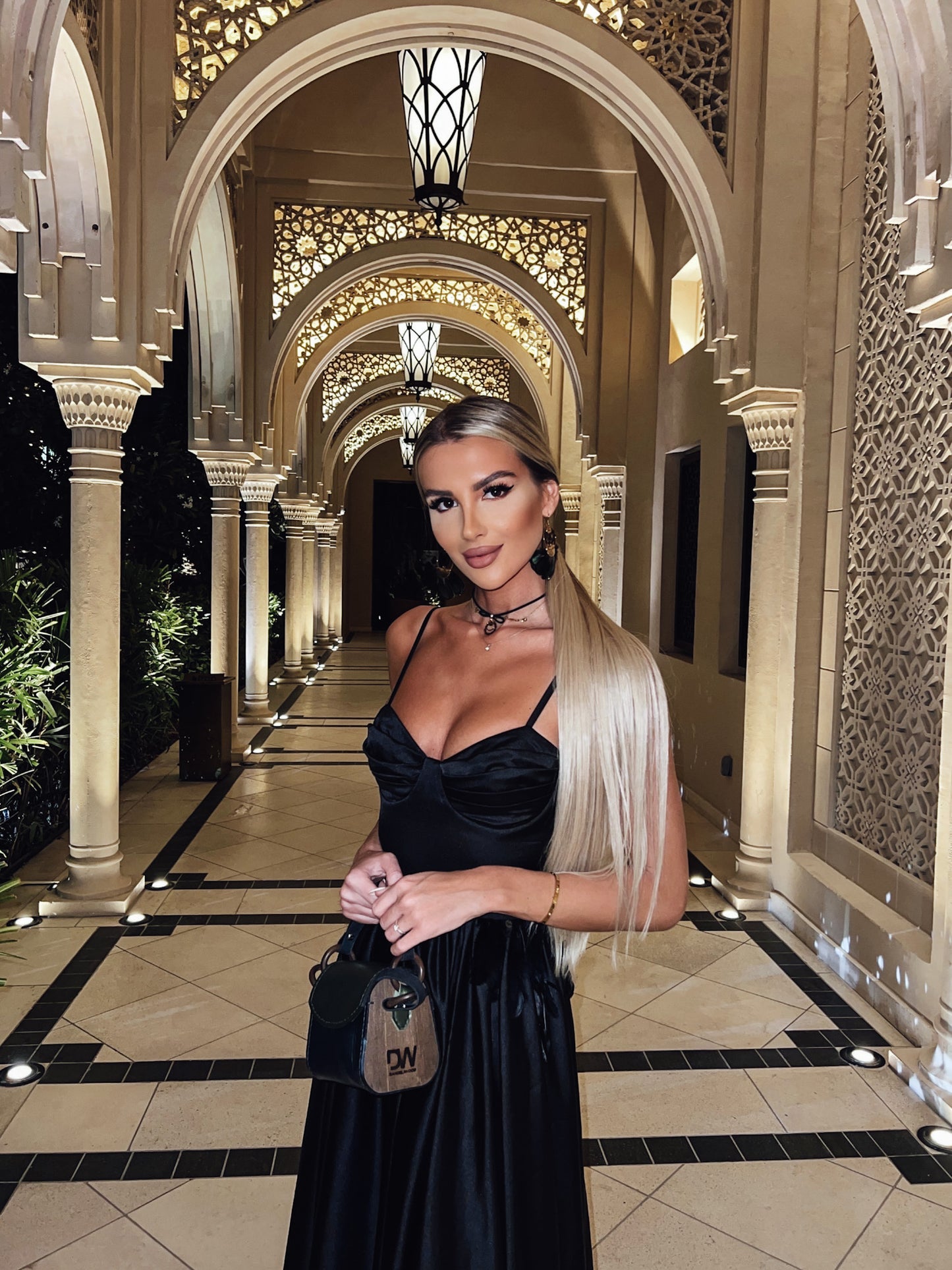 Рокля 𝐁𝐞𝐚𝐭𝐚 с естествени пера