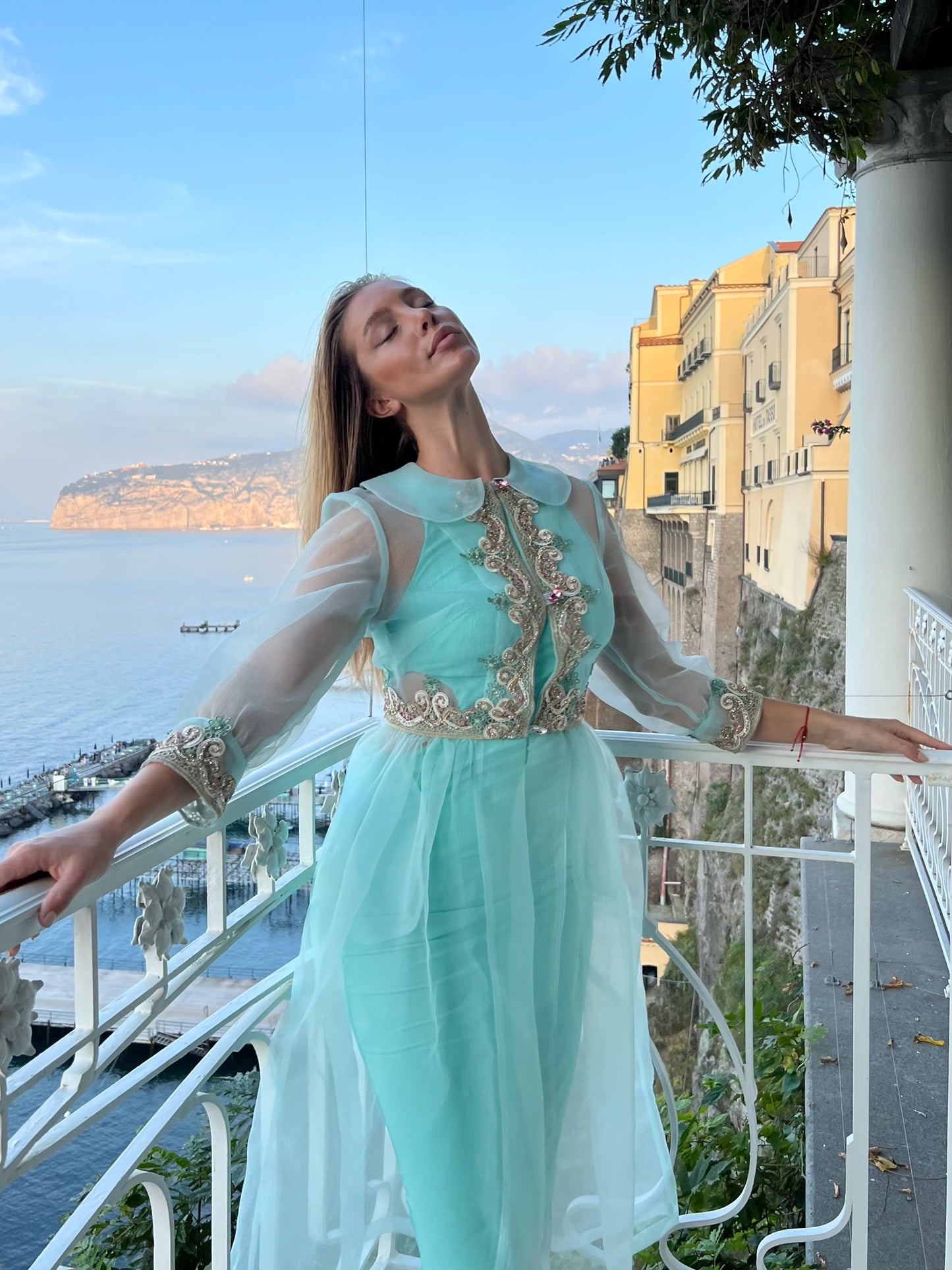 Пардесю Jasmin със златна дантела от коприна